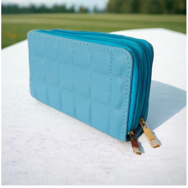 Γυναικείο πορτοφόλι καπιτονέ γαλάζιο χρώμα