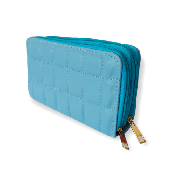 Γυναικείο πορτοφόλι καπιτονέ γαλάζιο χρώμα