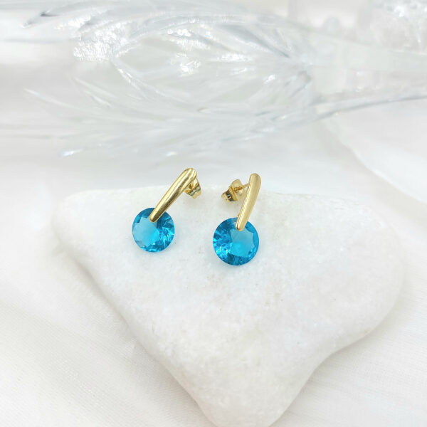 Σκουλαρίκια κρεμαστά με γαλάζια πέτρα σε χρυσό χρώμα