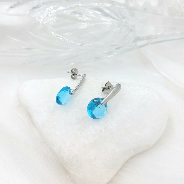 Σκουλαρίκια κρεμαστά με γαλάζια πέτρα σε ασημί χρώμα