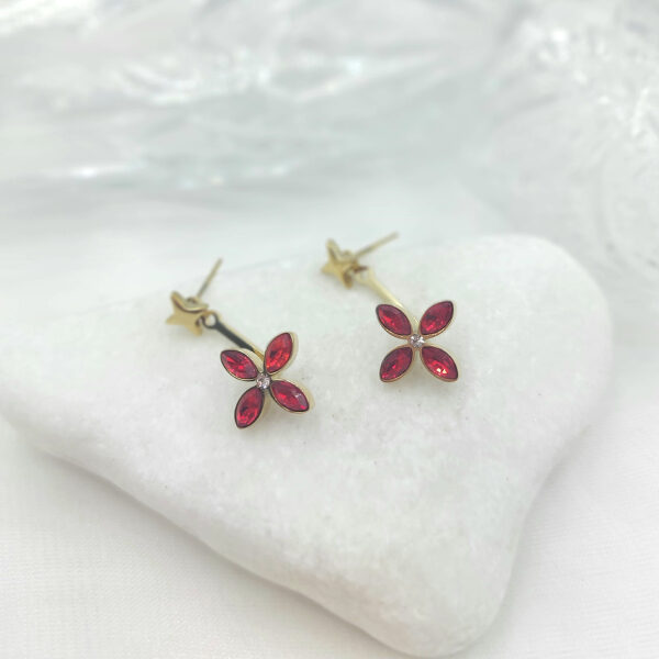 Σκουλαρίκια λουλούδι με κόκκινες πέτρες κρυστάλλου