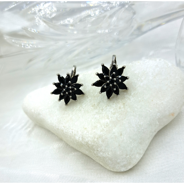 Ατσάλινα σκουλαρίκια με κλιπς Λουλούδι με μαύρες πέτρες κρυστάλλου ,χρώμα ασημί-SK-249