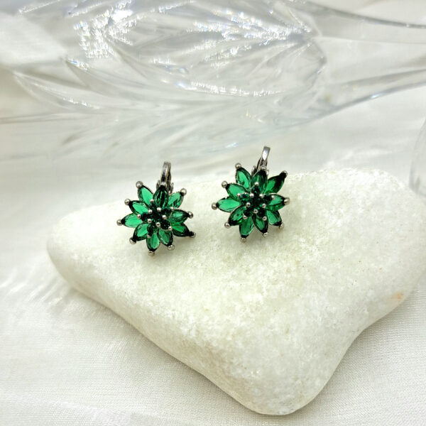 Ατσάλινα σκουλαρίκια με κλιπς Λουλούδι με πράσινες πέτρες κρυστάλλου ,χρώμα ασημί