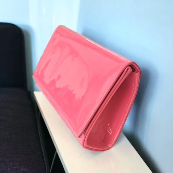 Τσάντα αμπιγιέ λουστρίνι τύπου φάκελος χρώμα Φούξια-