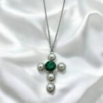 Κολιέ Σταυρός από ανοξείδωτο ατσάλι με πέρλες και πράσινη πέτρα χρώμα ασημί-K-524
