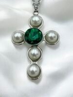 Κολιέ Σταυρός από ανοξείδωτο ατσάλι με πέρλες και πράσινη πέτρα χρώμα ασημί-K-524 - Image 2