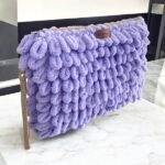 Χειροποίητη τσάντα φάκελος puffy πλεγμένη με τα δάχτυλα χρώμα Λεβάντα-PL-118