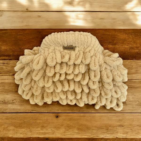 Χειροποίητη τσάντα puffy MINI πλεγμένη με τα δάχτυλα χρώμα μπεζ-PL-120