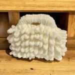Χειροποίητη τσάντα puffy MINI πλεγμένη με τα δάχτυλα χρώμα Υπόλευκο-PL-120