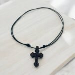 Φυλαχτό για το λαιμό ξύλινος Σταυρός-Κ-