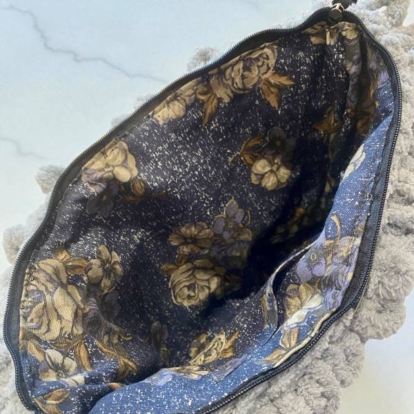 600χ600 (6) Χειροποίητη πλεκτή τσάντα Puffy φάκελος XL 35x25cm χρώμα Γκρι ανοιχτό-PL-133-302 - Image 3