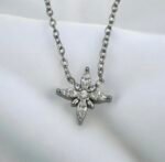 Κολιέ λουλουδάκι από ανοξείδωτο ατσάλι χρώμα ασημί-K-662 - Image 2