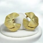 Σκουλαρίκια ανάγλυφα από Ανοξείδωτο ατσάλι χρώμα χρυσό-SK-742