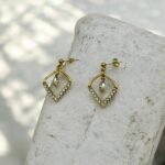 Σκουλαρίκια ατσάλινα με πέτρες και ζιγκον χρώμα χρυσό-SK-πατρα