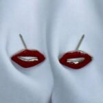 Σκουλαρίκια χείλια κόκκινα καρφωτά, ατσάλινα χρώμα ασημί-SK-698 - Image 2