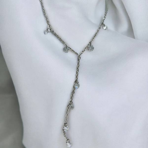 Ατσάλινο Κολιέ Y με Λαμπερές Πέτρες – Ασημί