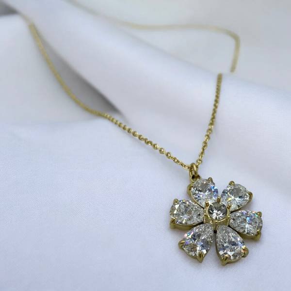 Κολιέ ατσάλινο λουλούδι με διαφανή πέτρες χρώμα χρυσό-K-