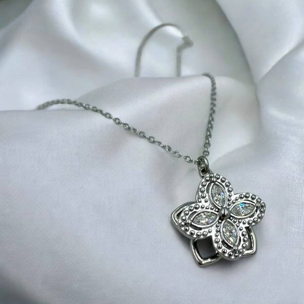 Κολιέ ατσάλινο λουλούδι με διαφανή πέτρες χρώμα ασημί-K-