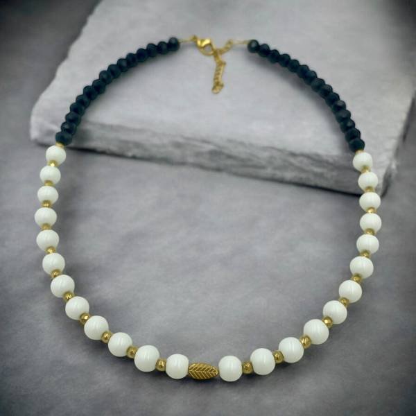 Χειροποίητο ατσάλινο κολιέ, με πέρλες και μαύρες χάντρες- χρυσό