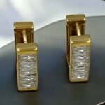 Σκουλαρίκια κρίκος ατσάλινα με πέτρες κρυστάλλου χρώμα χρυσό-SK-776 - Image 2